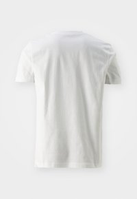 Camiseta de algodón blanca de manga corta, vista desde detrás sobre un fondo blanco, mostrando el cuello redondo y un corte regular.