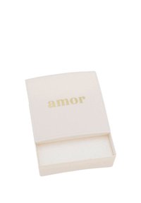 Vit rektangulär låda med ett delvis öppet lock, med ordet "amor" i guldtext på toppen.