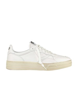 Sneaker bianca in pelle con suola texturizzata, lacci piatti e perforazioni sottili. Presenta un design low-top e un branding minimalista sul tallone.