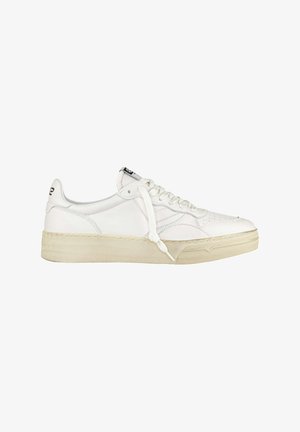 Sneaker bianca in pelle con suola texturizzata, lacci piatti e perforazioni sottili. Presenta un design low-top e un branding minimalista sul tallone.