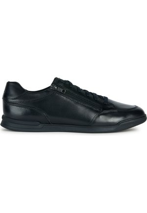 Sneaker in pelle nera con un design elegante, finitura testurizzata, lacci e una chiusura con zip laterale per una facile vestibilità. Suola in gomma per aderenza.