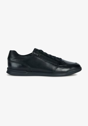 Sneaker in pelle nera con un design elegante, finitura testurizzata, lacci e una chiusura con zip laterale per una facile vestibilità. Suola in gomma per aderenza.