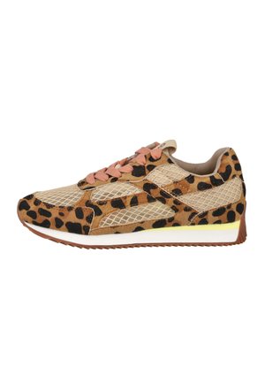 Zapatilla casual con malla beige y paneles marrones con estampado de leopardo, cordones rosas, entresuela blanca con acento amarillo y suela exterior marrón texturizada.