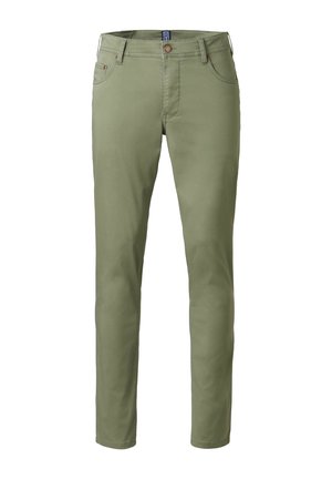 Slim-fit olivengrønne bukser med forreste knap og lynlås, bæltestropper og fem-lomme-design, vist på hvid baggrund.