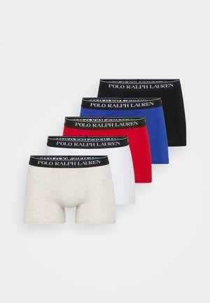 Cinq paires de boxer-briefs pour hommes de différentes couleurs : crème, blanc, rouge, bleu et noir. Chacun a une ceinture noire portant le logo "POLO RALPH LAUREN".