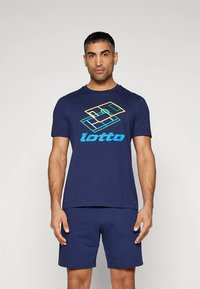 Tumši zils T-krekls ar daudzkrāsainu ģeometrisku logotipa dizainu un spilgti zilā krāsā uzrakstu "lotto". Īsas piedurknes, noapaļots kakla izgriezums.