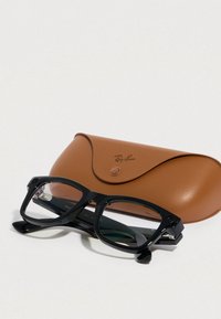 Ray-Ban-Brille mit schwarzem Kunststoffrahmen, klaren Gläsern und einer braunen Lederetui mit eingeprägtem Logo und Druckknopfverschluss.