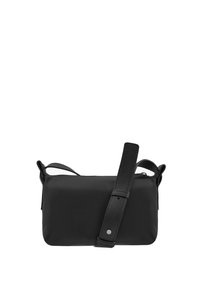 Sorte læder crossbody taske med tekstureret overflade, rektangulær form, justerbar rem og lynlås lukning. Har metal accenter.