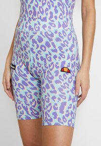 Högmidjade cykelbyxor i lätt, elastisk tyg med blå bas och lila, rosa leopardmönster; har broderade logotygsklipp.