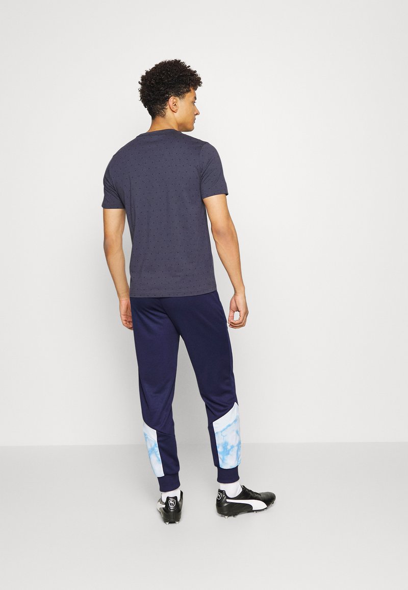 Herren Trainingsanzüge | Puma MANCHESTER CITY FC ICONIC TRACK PANTS Jogginghose peacoat/light blue/dunkelblau - OH11315 Herren Trainingsanzüge | Puma MANCHESTER CITY FC ICONIC TRACK PANTS Jogginghose peacoat/light blue/dunkelblau - OH11315