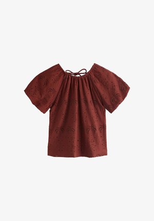 Rozsdaszínű, mintás blúz rövid fodros ujjakkal, gyűrt nyakkivágással és hátul megkötős záródással.