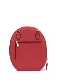 Borsa rotonda rossa in pelle texturizzata, con hardware dorato, tasca frontale con zip e doppi manici superiori per una facile portabilità.