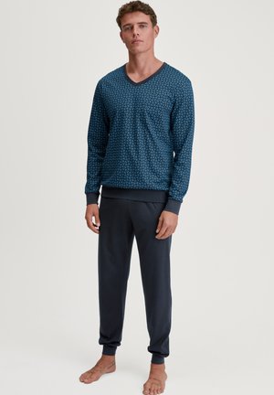 Heren pyjama set: langemouwen blauwe V-hals top met geometrisch patroon, marineblauwe broek, katoen materiaal, elastische manchetten, ontspannen pasvorm.