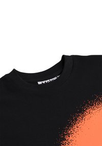 Μαύρο βαμβακερό T-shirt με στρογγυλή λαιμόκοψη. Διαθέτει ένα σχέδιο πορτοκαλί πιτσιλίσματος μπροστά. Απαλή υφή, άνετη εφαρμογή.