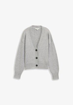 Cardigan gris en maille avec un col en V, des épaules tombantes, cinq boutons marron et des bordures côtelées aux poignets et à l'ourlet. Texture douce et coupe décontractée.