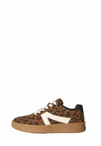 Tenisky s leopardím vzorom, vyrobené z hnedého textilu, s bielymi akcentmi a gumovou podrážkou. Majú biele šnúrky a polstrovaný čierny golier okolo päty.