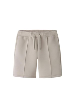Pantalones cortos casual beige con pliegues delanteros, bolsillos laterales y una cinturilla elástica con cordón, mostrados sobre un fondo blanco.