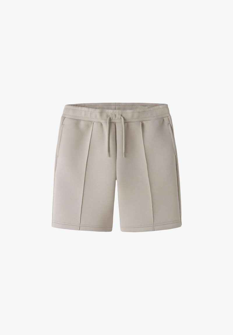 Shorts beige décontractés avec plis à l'avant, poches latérales et taille élastique avec cordon, affichés sur fond blanc.