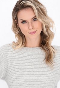 Jasnoszary, teksturowany sweter z dzianiny z poziomymi paskami, szerokim dekoltem i luźnym krojem. Miękka tkanina, swobodny design.
