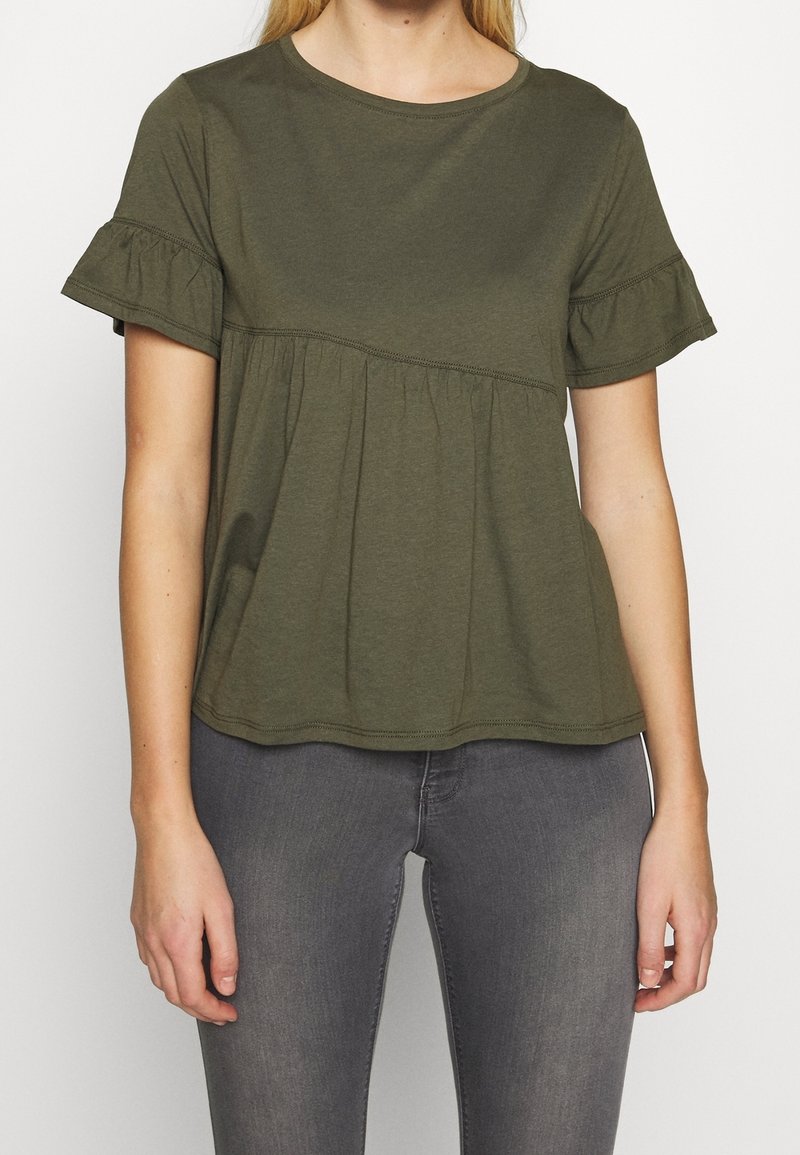 Olivově zelený top s krátkým rukávem, kulatým výstřihem, plisovaným tělem a volány na rukávech, vyrobený z lehké bavlněné tkaniny.