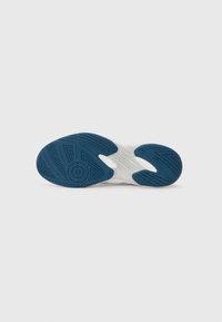 Semelle de chaussure avec un motif texturé, principalement bleue avec des nuances de blanc et de gris, conçue pour l'adhérence et la stabilité lors des activités sportives.