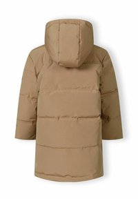 Ljusbrun puffjacka med huva, featuring en quiltad design och horisontell sömnad. Slät, vattenavvisande tyg utan synlig hårdvara.