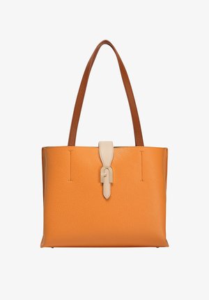 Bolso tote de cuero naranja con asas marrones y correa beige con cierre metálico en el centro frontal.