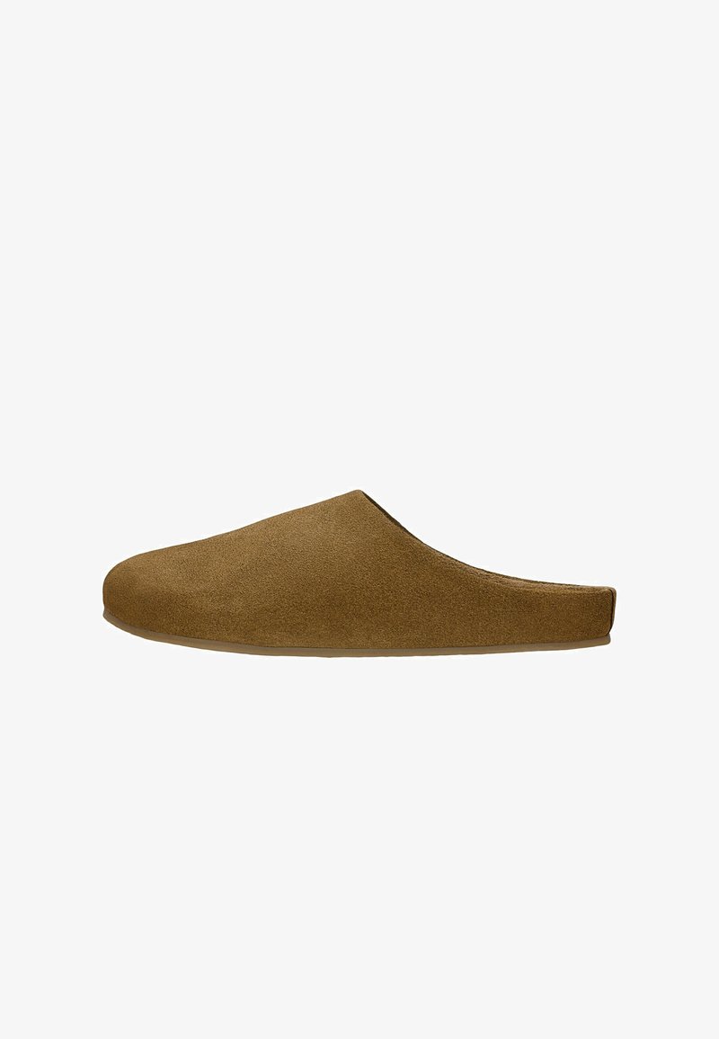 Hnědé semišové nazouvací bačkory s hladkým povrchem, kulatou špičkou a nízkou podrážkou. Minimalistický design, bez viditelného kovového doplňku nebo akcentu.