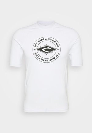 Rash guard alb cu mânecă scurtă, având un logo cerc negru cu textul "RIP CURL SURF CO" și "ESTABLISHED 69" în centrul său. Material neted.