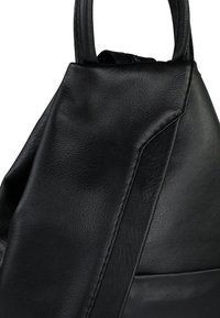 Schwarze Ledertasche mit glatter Textur, einem zulaufenden Design und einer markanten gefalteten Klappe, die die Oberseite akzentuiert.