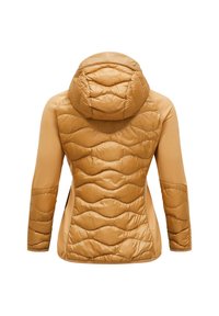 Beige gewatteerde jas met een capuchon, voorzien van een doorgestikt zigzagpatroon op de achterkant en gladde mouwen. Zachte textuur en getailleerd ontwerp.