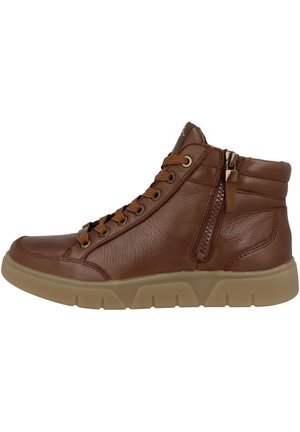Baskets montantes en cuir marron avec col rembourré, fermeture à lacets à l'avant, fermeture éclair sur le côté, et semelle en caoutchouc avec une finition texturée.