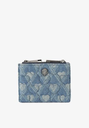 Portefeuille en denim bleu avec motif de cœurs, texture matelassée, ferrures argentées et fermeture éclair. Design rectangulaire compact.