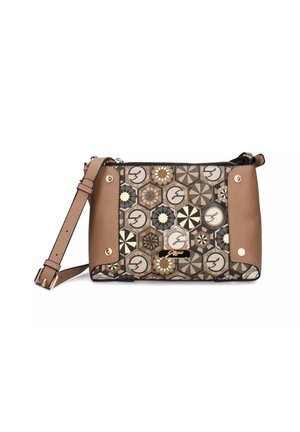 Borsa a spalla in pelle marrone con frontale in tessuto motivo, caratterizzato da disegni geometrici in beige, nero e dettagli dorati. Chiusura con zip.