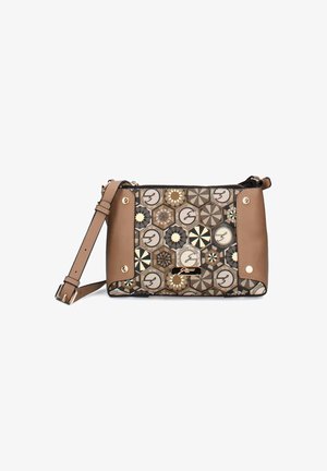 Borsa a spalla in pelle marrone con frontale in tessuto motivo, caratterizzato da disegni geometrici in beige, nero e dettagli dorati. Chiusura con zip.