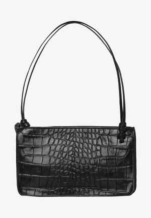 Bolso de mano de piel negra con textura de cocodrilo, forma rectangular y dos asas delgadas. Acabado liso con cierre de cremallera.