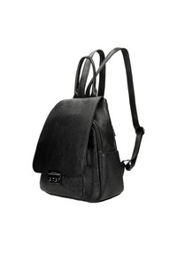 Czarny skórzany plecak z teksturowanym wykończeniem, klapą zamykaną na zatrzask, regulowanymi paskami oraz małą przednią kieszenią z metalowymi akcentami.