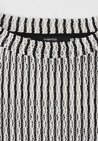 Zwart-wit gestreepte gebreide top met een textuurpatroon, voorzien van een ronde halslijn en een zichtbaar label met de tekst "someday."