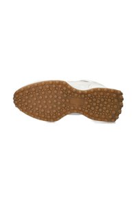 Witte sneakerzool met een gestructureerd, rubberachtig oppervlak met kleine opstaande stippen voor grip, en een bruine tractionpatroon aan de onderkant.