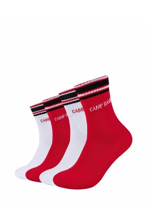 Vier gerippte Knöchelsocken, die abwechselnd rot und weiß gestreift sind, mit schwarz-weiß gestreiften Bündchen und dem Schriftzug "CAMP DAVID" nahe der Oberseite.