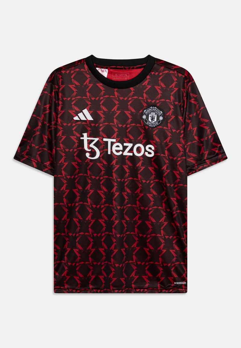 Chemise à manches courtes rouge et noire avec un motif géométrique, présentant le logo Adidas, l'écusson de Manchester United et le logo Tezos en blanc.