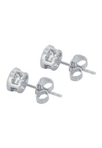Pendientes de plata con un claro piedra geométrica en un engaste redondo, con un cierre mariposa para un uso seguro.