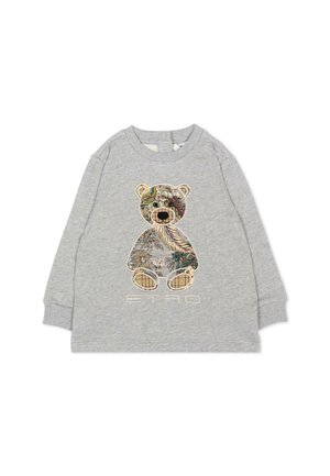Camiseta infantil de manga larga gris con un parche de oso de peluche con diseño y el nombre de la marca Etro bordado debajo del oso.