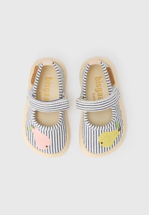 Egy pár babaszandál kék-fehér csíkokkal és hímzett rózsaszín-sárga körte mintákkal az orrán, tépőzárral rögzítve.