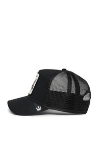 Gorra negra con parte trasera de malla y visera curva. Presenta un parche frontal con un diseño. Incluye una etiqueta de logo en el lateral y detalles de costura.