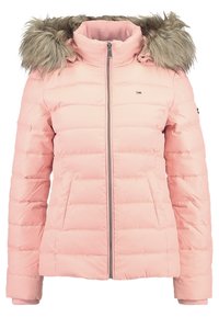 Różowa, pikowana kurtka z odpinanym futrzanym kapturem, zamkiem z przodu, ściągaczami przy mankietach i bocznymi kieszeniami. Gładka tkanina z pikowanym wzorem.