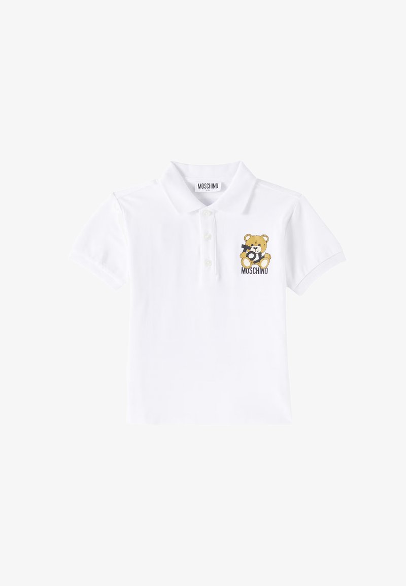Polo bianco con grafica di orso e testo "MOSCHINO". Progettato con maniche corte e chiusura a tre bottoni. Realizzato in morbido cotone.