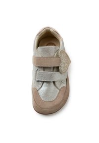 Scarpa per toddler in argento metallico e beige con cinturino in velcro, punta arrotondata e texture scamosciata. Presenta un accento luccicante sul cinturino.