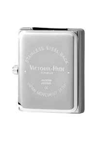 Edelstahl rechteckiger Uhrenboden mit eingraviertem Text. Reflektierende silberne Oberfläche; verfügt über eine Krone an der Seite zum Einstellen der Uhr.