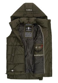 Gilet matelassé vert foncé avec un col montant, des zips et une poche intérieure avec un logo. Texture lisse avec des sections cousues.